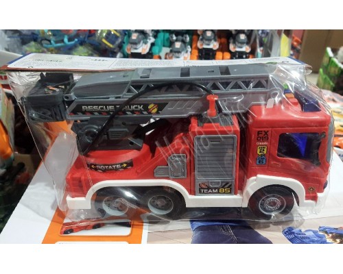 Іграшкова пожежна машина бризкає водою, зі звуком та світлом (66-3)